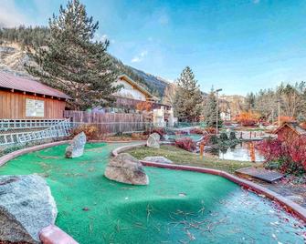 Ground-floor studio w/ patio, shared pools & hot tub - near downtown - Leavenworth - Pool