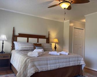Liv at The Lake - Sinclair - Milledgeville - Bedroom