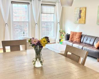 Walk to Nats and Audi Stadiums, close to Museums and US Capital w/ Free Parking - واشنطن د.ك. - غرفة طعام