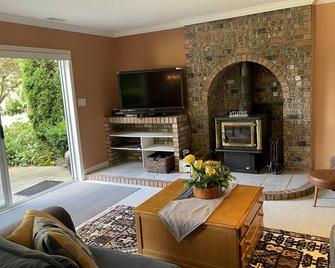 Xanadu Estate - Cobble Hill - Living room