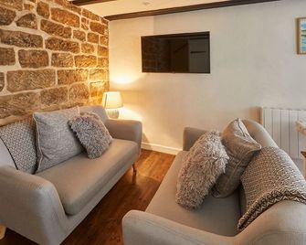 Host & Stay - Dolphin Cottage 1736 - Whitby - Living room