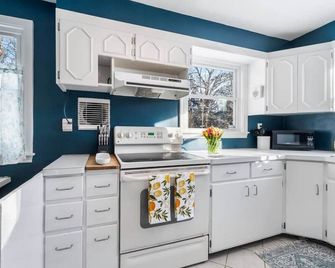 Perfect Pittsford Location -- Private 1.8 Acres - Pittsford - Kitchen