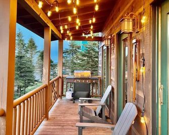 Cozy Cabin Retreat W/ Private Hot Tub Near Slopes - Snowshoe - Balcony