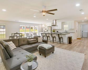 Northport Game Day Getaway 5 Mi to University! - Northport - Living room