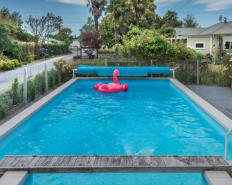 U Studios Masterton, SureStay Collection by Best Western - Masterton - Pool