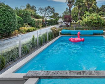 U Studios Masterton, SureStay Collection by Best Western - Masterton - Bazén