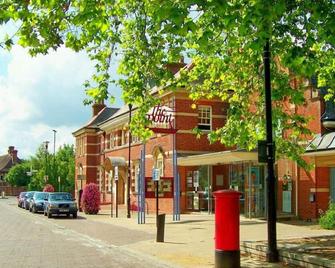Charming 2-bed Apartment in Eastleigh - Eastleigh - Building
