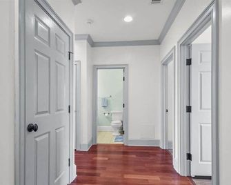 Elegant Townhome, Family Friendly, Quiet - Savannah - Hallway