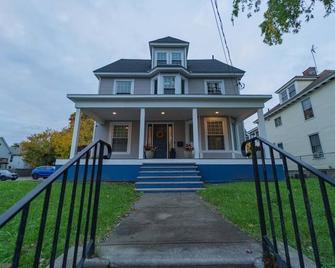 Newly 5 Star 2 Beds 1 Bath Perfect Short term Rental - Schenectady - Building
