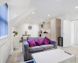Modern 1 Bedroom Apartment Town Centre Camberley - Camberley - Living room