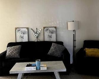Spacious 3-Bedroom with fast internet and 65' TV - Hanford - Living room
