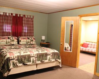 Loon's Lair, A Beautiful immaculate Adirondack 2 Bedroom 3 Bathroom Suite - Chestertown - Bedroom