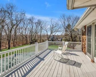 Get out of city. Luxury Family Retreat; Pool, Putting Green, great outdoor deck - Westhampton - Parveke