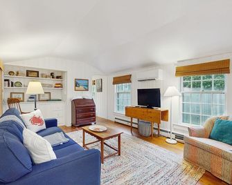 Edgartown Cozy Corner - Edgartown - Living room