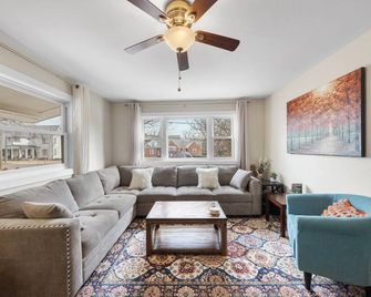 Charming Dt 3-Bed Bungalow With Fenced-I - Raleigh - Vardagsrum