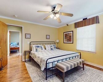 Wine Down Cottage - Union Pier - Bedroom