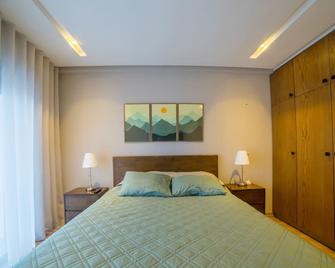 Elegant Urban Escape: Centrally-located Large 1-BR Apartment - Casablanca - Bedroom