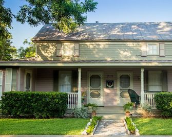 Studio B Guest House - Fredericksburg - Edificio