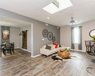 Top of Geyer apartment - San Luis - Sala de estar