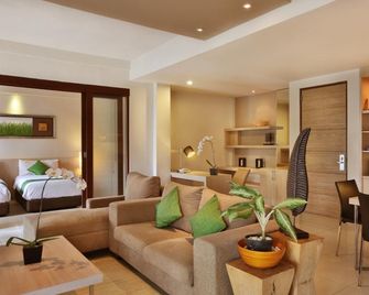 Kokonut Suites Hotel - Kuta - Living room