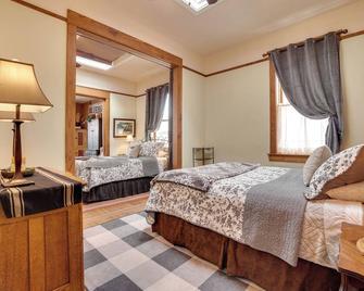 Historic Laramie Apt Walk to Shops and Restaurants - Laramie - Bedroom