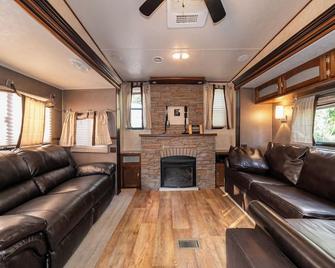 Luxury Camper in Dunes Grill Fire Pit - Gary - Living room