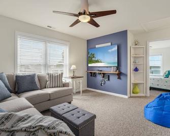 Blue Marlin - Pet friendly with Private Dock! - Chincoteague - Living room