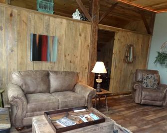 Authentic Pet-Friendly Cabin Rental in Cherokee National Forest in Tennessee - Laurel Bloomery - Living room