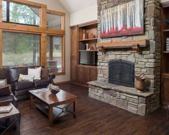 Northwest Hideaway with Access to Exclusive Golf - La Pine - Living room