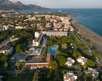 Una Hotels Naxos Beach Sicilia - ג'יארדיני נאקסוס - בניין