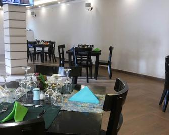 Tripplex Apartment Hotel - Arua - Restaurante