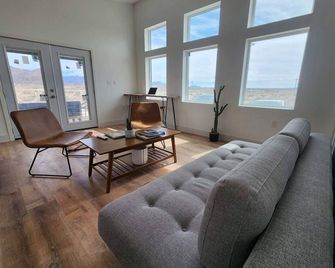 Modern Home 5 min to Big Bend - Terlingua - Living room