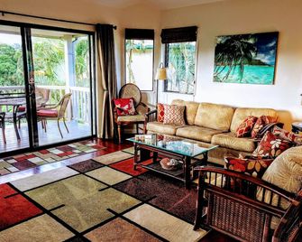 Villa In Paradise !mountain Views, Ocean And Golf Course Just Steps Away - Princeville - Living room
