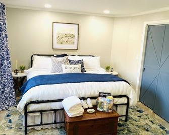 Luxury cottage with hot tub, game and movie room, coffee bar, King bed & robes! - Morristown - Slaapkamer