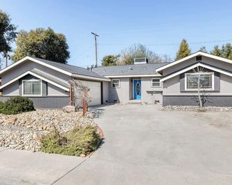 Bonita Blue - Spa & Zen Pond - Porterville - Building