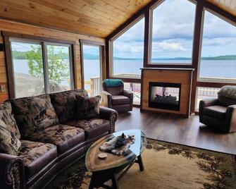 Luxurious and very private lake front cottage - Millinocket - Huiskamer