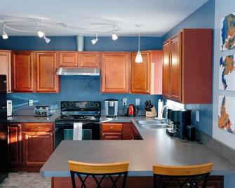 O'Malley View- private unit on quiet street near Campbell Creek greenbelt - Anchorage - Cucina