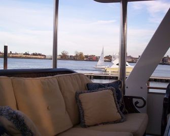 Spacious 2 bedrm 45 ft yacht close to the Freedom Trail - בוסטון - מרפסת