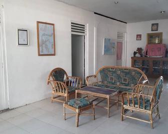Harry & Mimin Homestay. A homestay in the heart of Gorontalo City - Gorontalo - Sala de estar