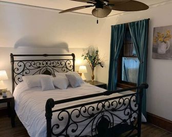 Nice 1 Br Apt, Wifi & Office, Near State Fair - West Allis - Bedroom