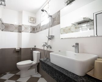 Titanic 2 Hotel - Hanoi - Bathroom
