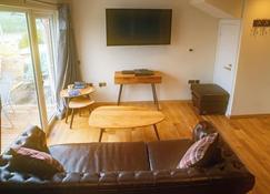 Luxury 3 Bedroom Cottage With Stunning Views Near Fairy Pools! - Carbost - Wohnzimmer