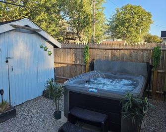 Cozy Romantic Beachy Bungalow with Relaxing Hot Tub-3 min walk to Lake Erie - Monroe