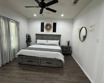 Burleson Farmhouse 3-bedroom house with WiFi and AC in welcoming Burleson - Burleson - Bedroom