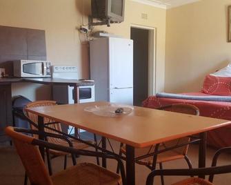 Amberlight Self Catering Accommodation - Krugersdorp - Comedor