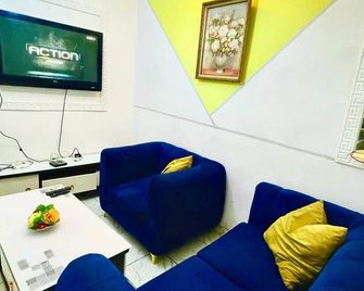 1 Bed Studio Sleeps 2 - Wifi Balcony Parking - Douala - Obývací pokoj