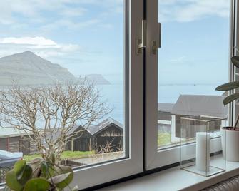 Serenity by the Sea / 3-BR House / Sea View - Klaksvík - Balcony