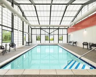 Hampton Inn Long Island/Islandia - Islandia - Piscina