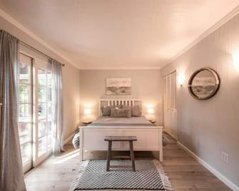 Sonoma Star Estate-private pool, hot-tub, secluded 4+ acres centrally located - Sonoma - Bedroom