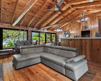 Sunset Shores - Tobermory - Living room